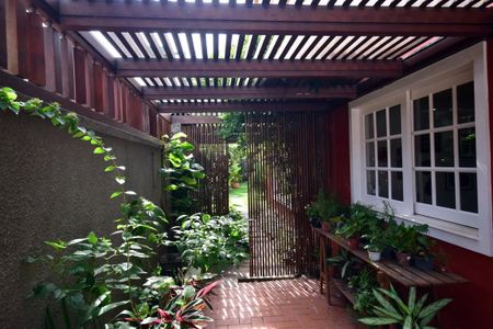 Casa de condomínio à venda com 650m², 4 quartos e 4 vagasCorredor lateral