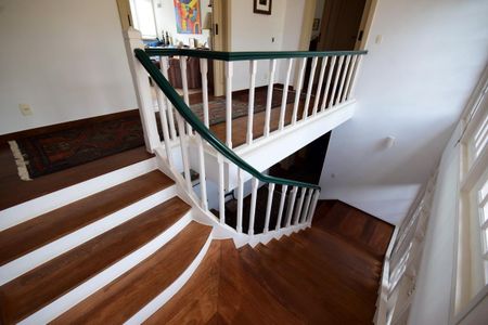 Casa de condomínio à venda com 650m², 4 quartos e 4 vagasEscada de Acesso