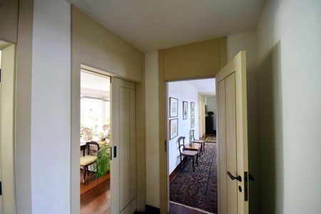 Casa de condomínio à venda com 650m², 4 quartos e 4 vagasCorredor