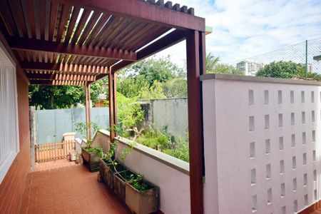 Casa de condomínio à venda com 650m², 4 quartos e 4 vagasCorredor lateral