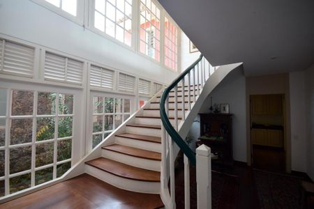 Casa de condomínio à venda com 650m², 4 quartos e 4 vagasEscada Acesso Segundo Piso