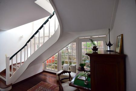 Casa de condomínio à venda com 650m², 4 quartos e 4 vagasEscada Acesso Segundo Piso