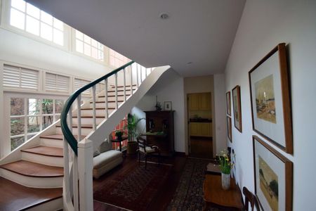 Casa de condomínio à venda com 650m², 4 quartos e 4 vagasEscada Acesso Segundo Piso