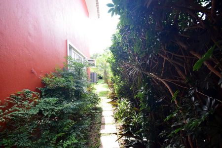 Casa de condomínio à venda com 650m², 4 quartos e 4 vagasCorredor lateral