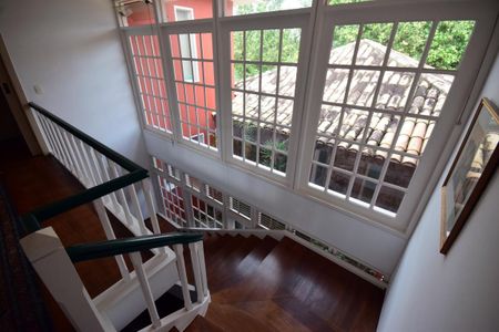 Casa de condomínio à venda com 650m², 4 quartos e 4 vagasEscada de Acesso