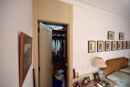 Casa de condomínio à venda com 650m², 4 quartos e 4 vagasCloset Suíte Principal