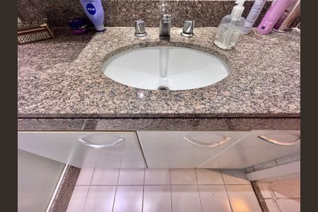 Apartamento à venda com 177m², 4 quartos e 2 vagasSuíte - Banheiro