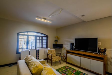 Casa à venda com 210m², 3 quartos e 2 vagas Casa à venda com 210m², 3 quartos e 2 vagasSala