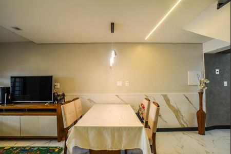 Casa à venda com 210m², 3 quartos e 2 vagas Casa à venda com 210m², 3 quartos e 2 vagasSala