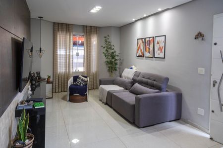 Casa à venda com 250m², 4 quartos e 4 vagas Casa à venda com 250m², 4 quartos e 4 vagasSala