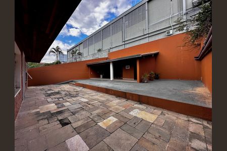 Casa à venda com 430m², 5 quartos e 6 vagas Casa à venda com 430m², 5 quartos e 6 vagasQuintal