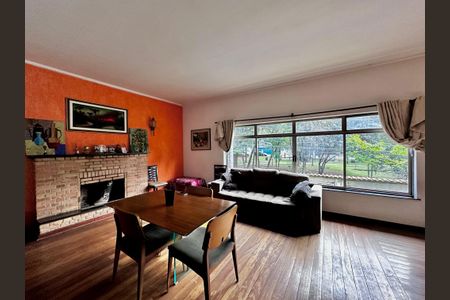 Casa à venda com 430m², 5 quartos e 6 vagas Casa à venda com 430m², 5 quartos e 6 vagasSala