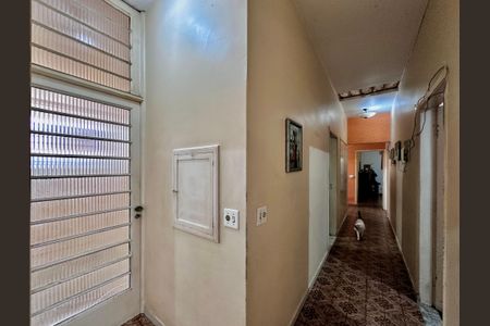 Casa à venda com 430m², 5 quartos e 6 vagas Casa à venda com 430m², 5 quartos e 6 vagasCorredor Quartos