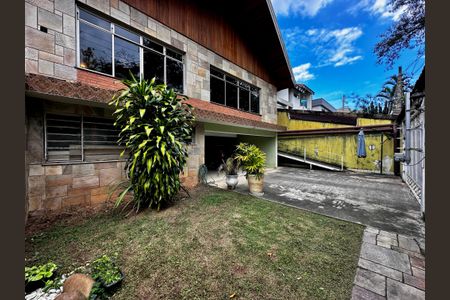 Casa à venda com 430m², 5 quartos e 6 vagas Casa à venda com 430m², 5 quartos e 6 vagasGaragem