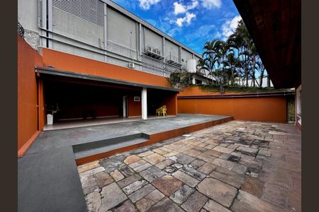 Casa à venda com 430m², 5 quartos e 6 vagas Casa à venda com 430m², 5 quartos e 6 vagasQuintal