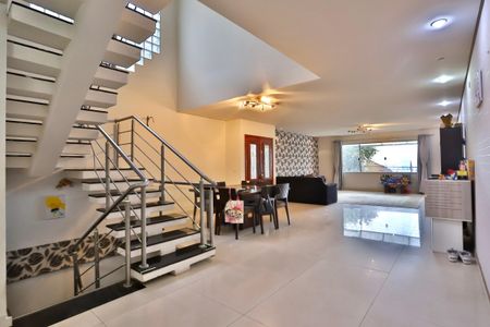 Casa à venda com 454m², 4 quartos e 4 vagasSala