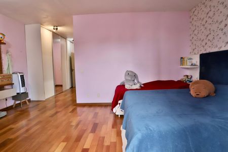 Casa à venda com 454m², 4 quartos e 4 vagasSuíte