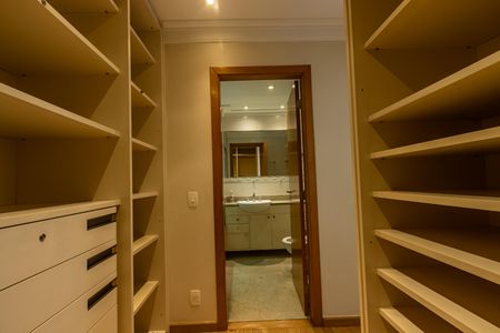 Apartamento para alugar com 198m², 4 quartos e 3 vagas Apartamento para alugar com 198m², 4 quartos e 3 vagasCloset da Suíte 3
