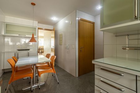 Apartamento para alugar com 198m², 4 quartos e 3 vagas Apartamento para alugar com 198m², 4 quartos e 3 vagasCozinha