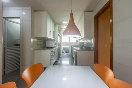 Apartamento para alugar com 198m², 4 quartos e 3 vagas Apartamento para alugar com 198m², 4 quartos e 3 vagasCozinha