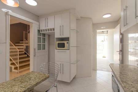 Casa para alugar com 200m², 4 quartos e 2 vagas Casa para alugar com 200m², 4 quartos e 2 vagasCozinha