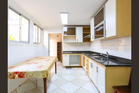 Casa para alugar com 362m², 5 quartos e 3 vagas Casa para alugar com 362m², 5 quartos e 3 vagasCozinha