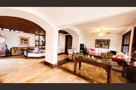 Casa à venda com 440m², 4 quartos e 6 vagasSala