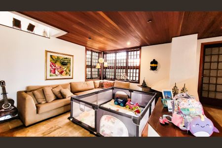 Casa à venda com 440m², 4 quartos e 6 vagasSala