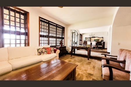 Casa à venda com 440m², 4 quartos e 6 vagasSala