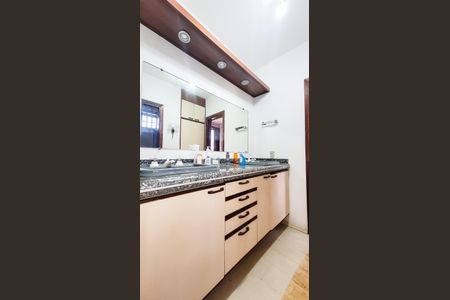 Casa à venda com 440m², 4 quartos e 6 vagasBanheiro da Suíte 2