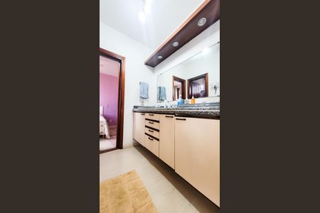 Casa à venda com 440m², 4 quartos e 6 vagasBanheiro da Suíte 2