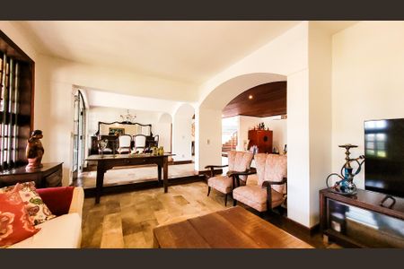 Casa à venda com 440m², 4 quartos e 6 vagasSala