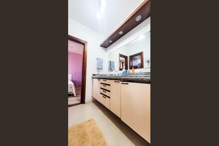 Casa à venda com 440m², 4 quartos e 6 vagasBanheiro da Suíte 2