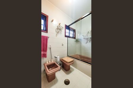 Casa à venda com 440m², 4 quartos e 6 vagasBanheiro da Suíte 1