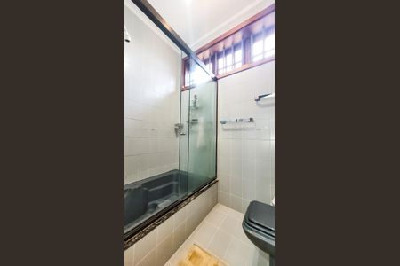 Casa à venda com 440m², 4 quartos e 6 vagasBanheiro da Suíte 2