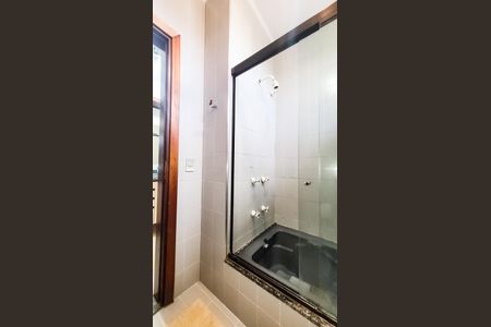 Casa à venda com 440m², 4 quartos e 6 vagasBanheiro da Suíte 2