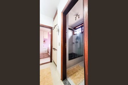 Casa à venda com 440m², 4 quartos e 6 vagasBanheiro da Suíte 2