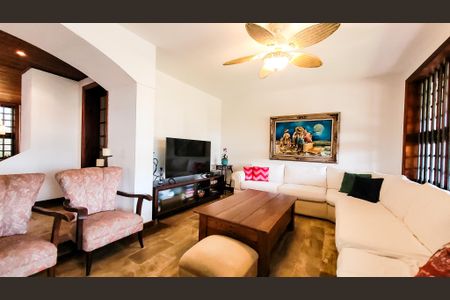 Casa à venda com 440m², 4 quartos e 6 vagasSala