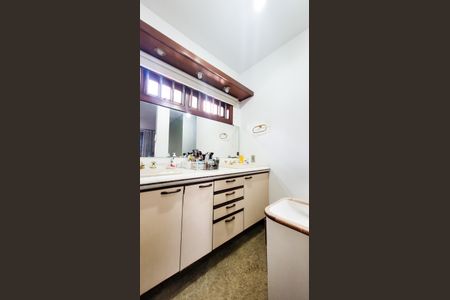 Casa à venda com 440m², 4 quartos e 6 vagasBanheiro da Suíte 4