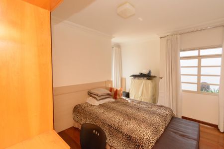 Casa à venda com 587m², 4 quartos e 4 vagasQuarto 1