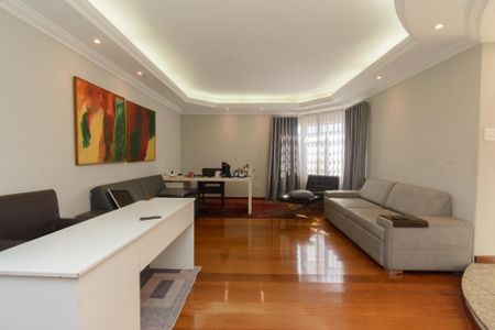 Casa à venda com 587m², 4 quartos e 4 vagasSala
