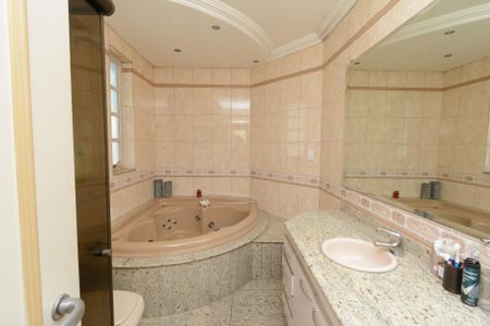 Casa à venda com 587m², 4 quartos e 4 vagasBanheiro da Suíte