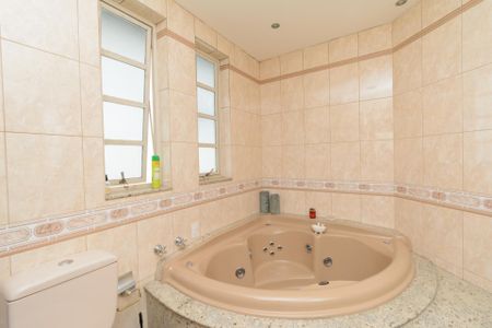 Casa à venda com 587m², 4 quartos e 4 vagasBanheiro da Suíte