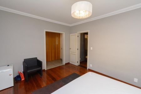 Casa à venda com 587m², 4 quartos e 4 vagasSuíte