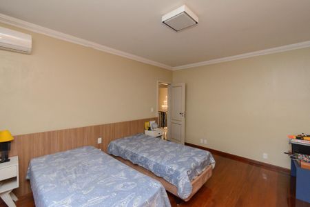 Casa à venda com 587m², 4 quartos e 4 vagasQuarto 2