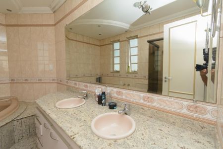 Casa à venda com 587m², 4 quartos e 4 vagasBanheiro da Suíte