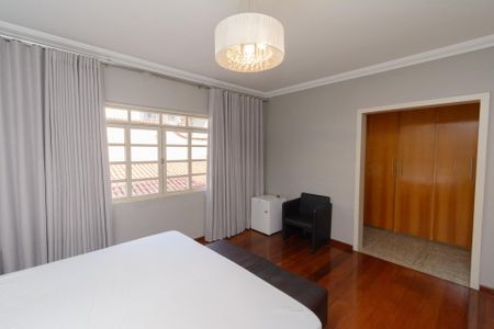 Casa à venda com 587m², 4 quartos e 4 vagasSuíte