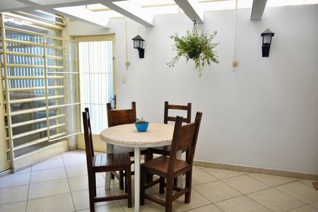 Casa à venda com 220m², 3 quartos e 3 vagasSala