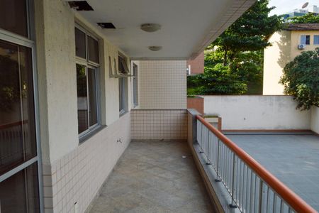 Apartamento à venda com 151m², 3 quartos e 2 vagas Apartamento à venda com 151m², 3 quartos e 2 vagasVaranda