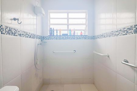 Casa à venda com 425m², 4 quartos e 2 vagas Casa à venda com 425m², 4 quartos e 2 vagasSuíte Banheiro